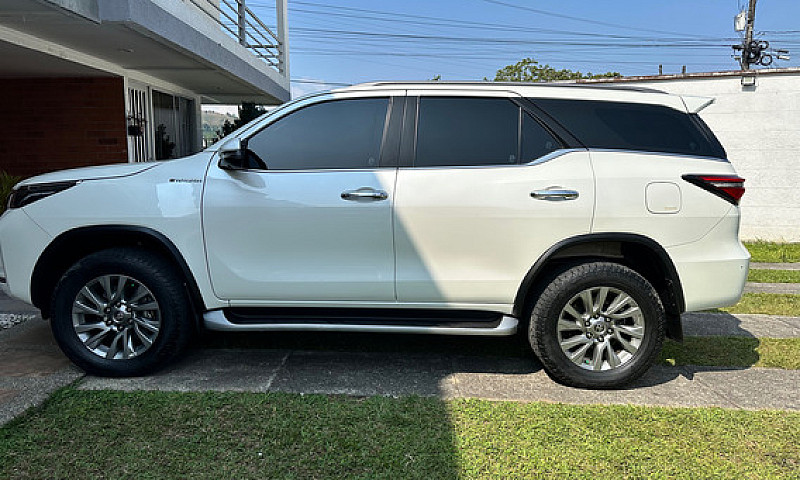 Toyota Fortuner 2.8L...