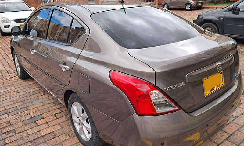 Nissan Versa 1.6 Adv...