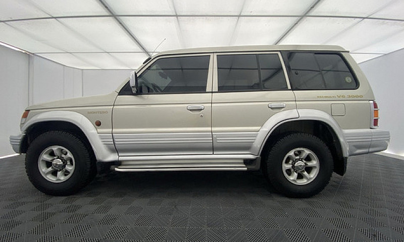 Mitsubishi Montero 3...