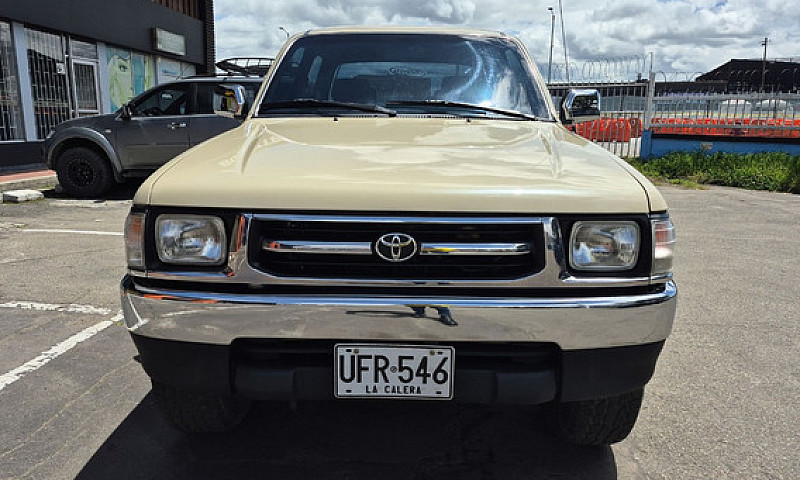 Toyota Hilux 2.4L...
