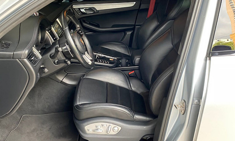 Porsche Macan Turbo...