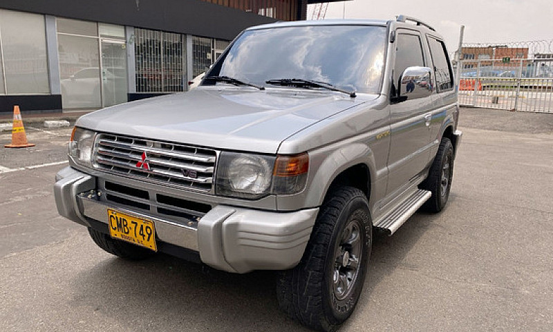 Mitsubishi Montero 3...