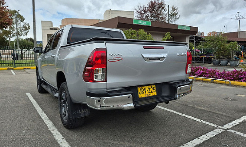 Toyota Hilux 2.4L...