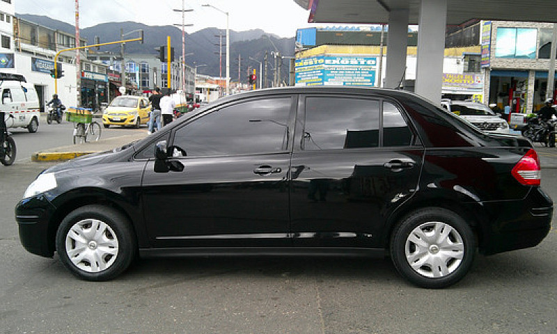 Nissan Tiida 1.8 Vis...