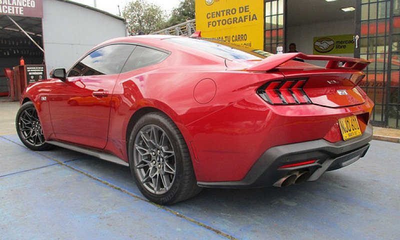 Ford Mustang Gt  5.0...