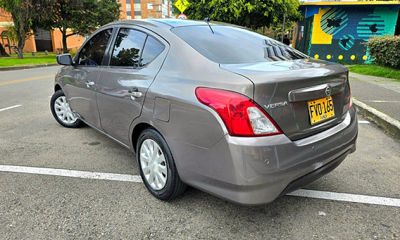 Nissan Versa 1.6 Sen...