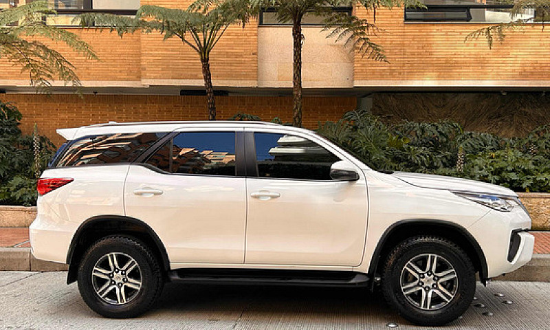 Toyota Fortuner 2.7L...
