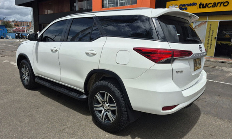 Toyota Fortuner 2.8L...