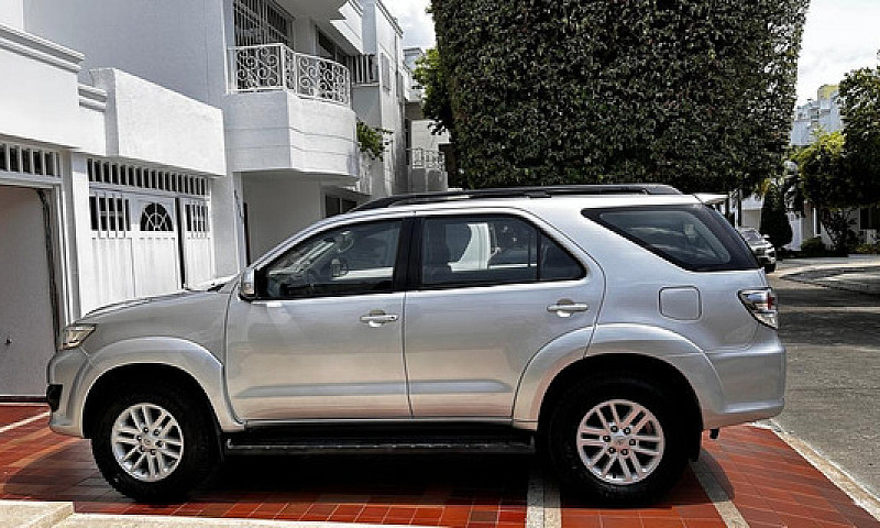 Toyota Fortuner 2.7L...