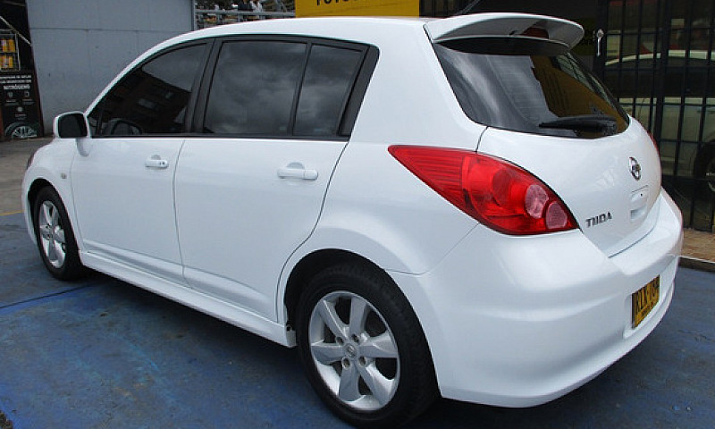 Nissan Tiida Hb  1.8...