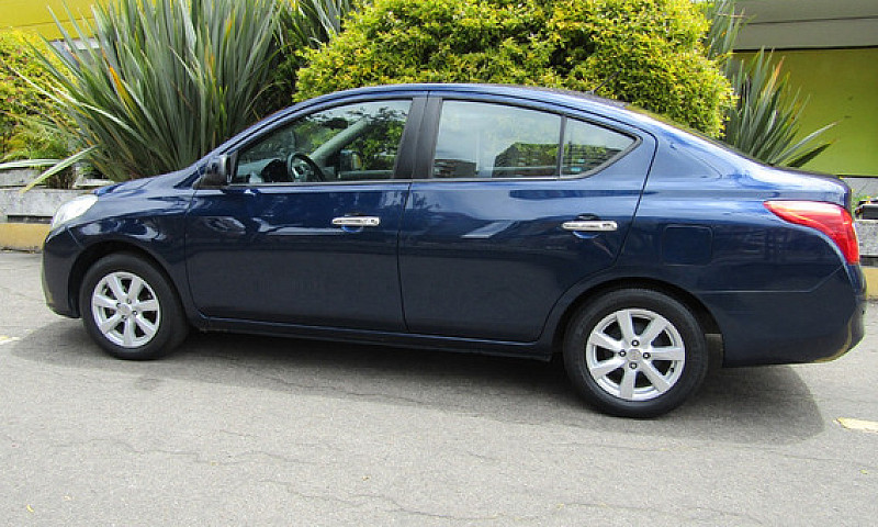 Nissan Versa 1.6 Adv...
