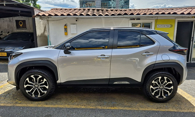 Toyota Yaris Cross 1...