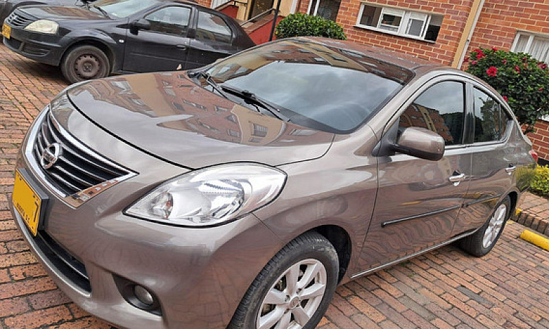 Nissan Versa 1.6 Adv...
