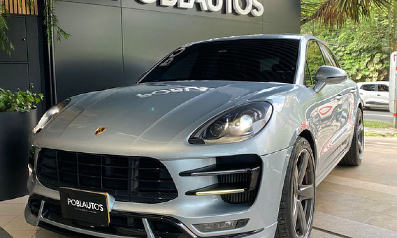 Porsche Macan Turbo...