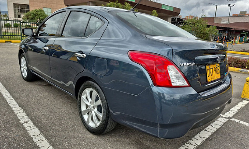 Nissan Versa 1.6 Adv...