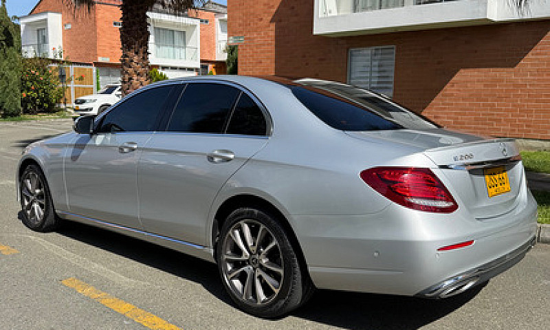 Mercedes-Benz E200 E...