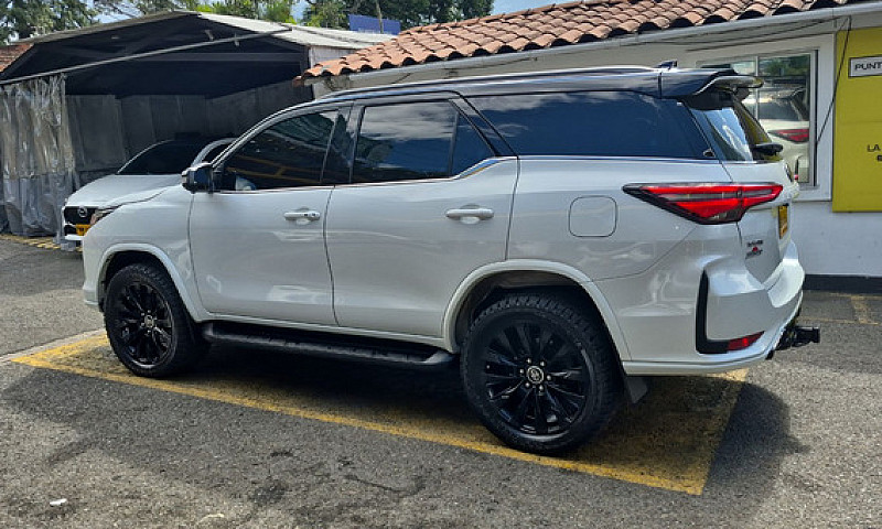 Toyota Fortuner 2.8 ...