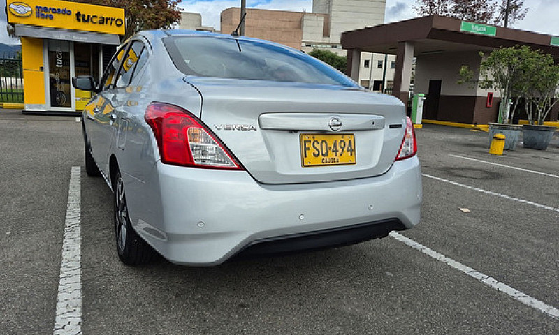 Nissan Versa 1.6 Adv...