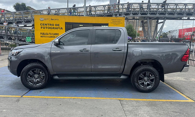 Toyota Hilux 2.4 Mec...