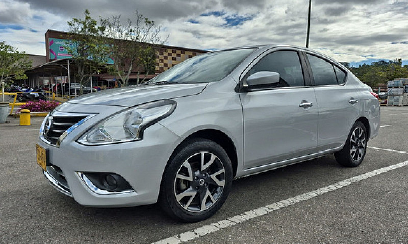 Nissan Versa 1.6 Adv...