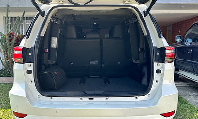 Toyota Fortuner 2.8L...