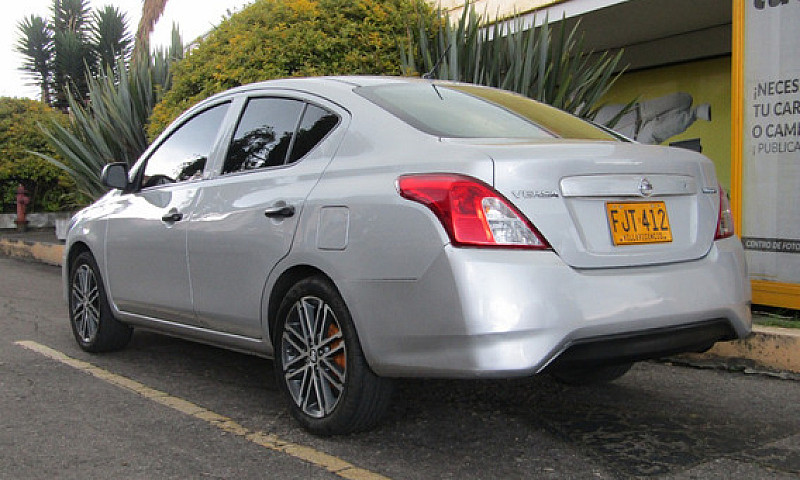 Nissan Versa 1.6 Adv...