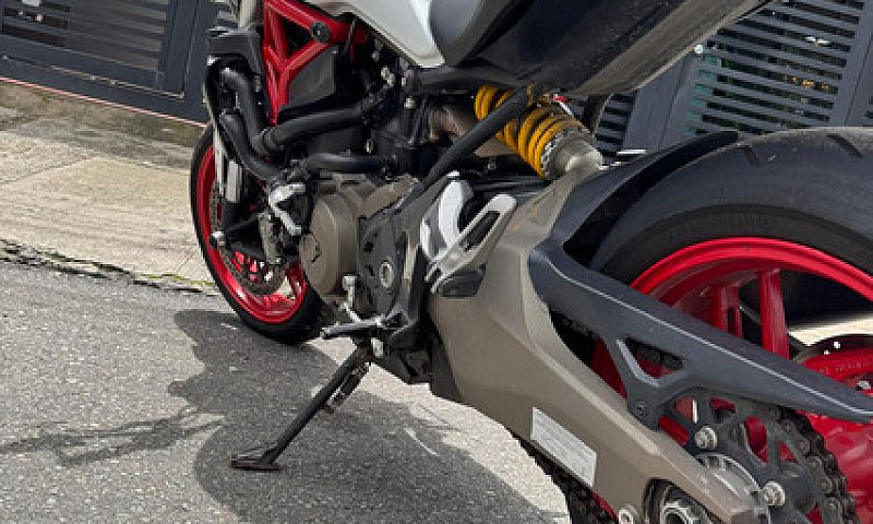 Ducati Monster 821...