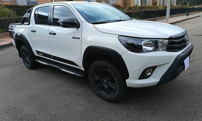 Toyota Hilux 2.4L...