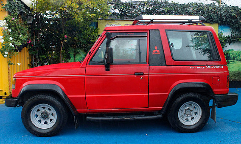 Mitsubishi Montero M...