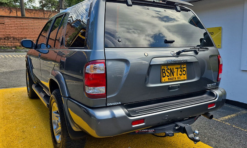 Nissan Pathfinder R5...