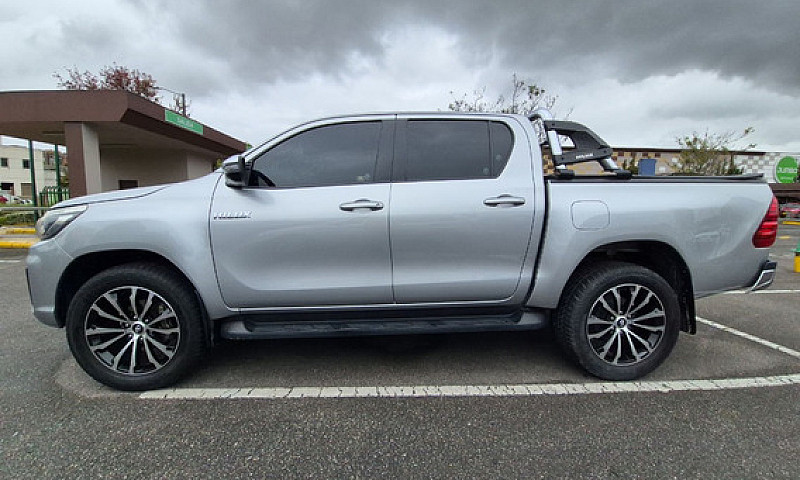 Toyota Hilux 2.8L...