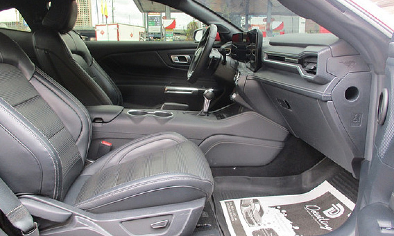 Ford Mustang Gt  5.0...