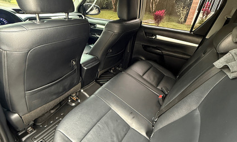 Toyota Hilux 2.8L...