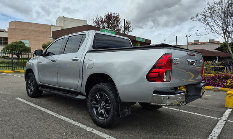 Toyota Hilux 2.4L...