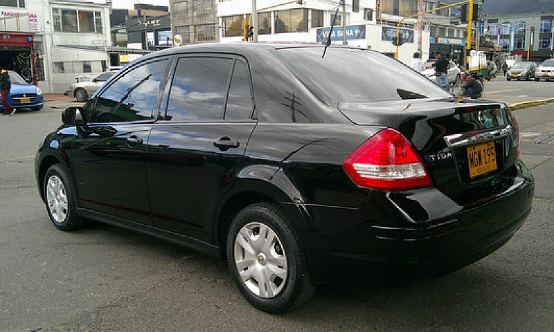 Nissan Tiida 1.8 Vis...