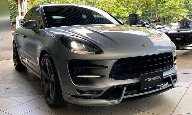Porsche Macan Turbo...