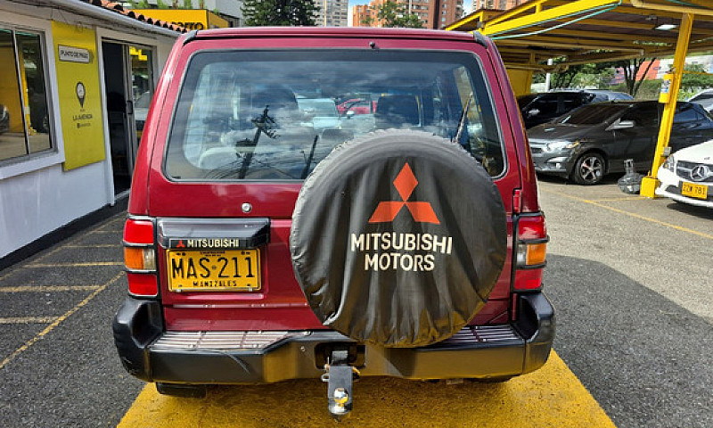 Mitsubishi Montero 2...