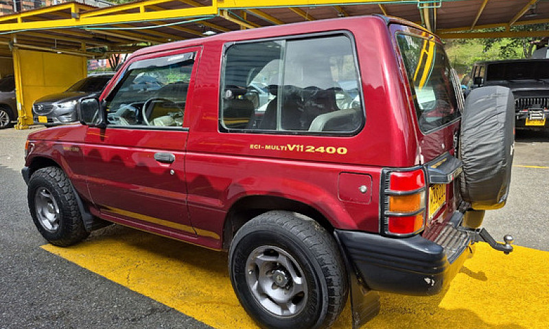 Mitsubishi Montero 2...