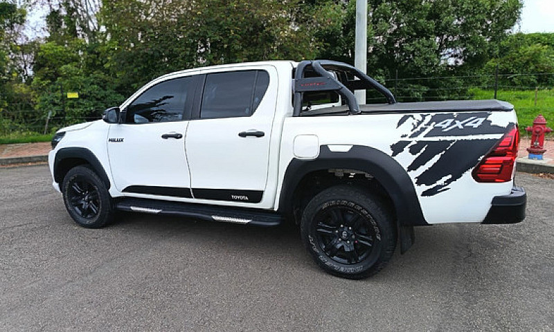 Toyota Hilux 2.4L...