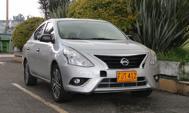 Nissan Versa 1.6 Adv...