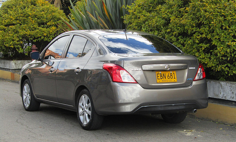 Nissan Versa 1.6 Adv...
