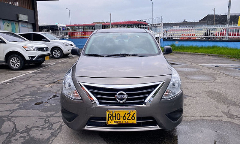 Nissan Versa 1.6 Adv...