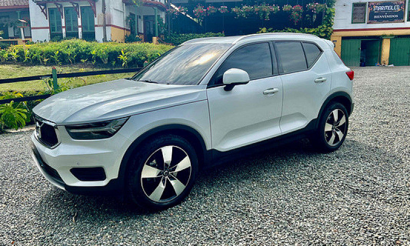 Volvo Xc40 T4 Moment...