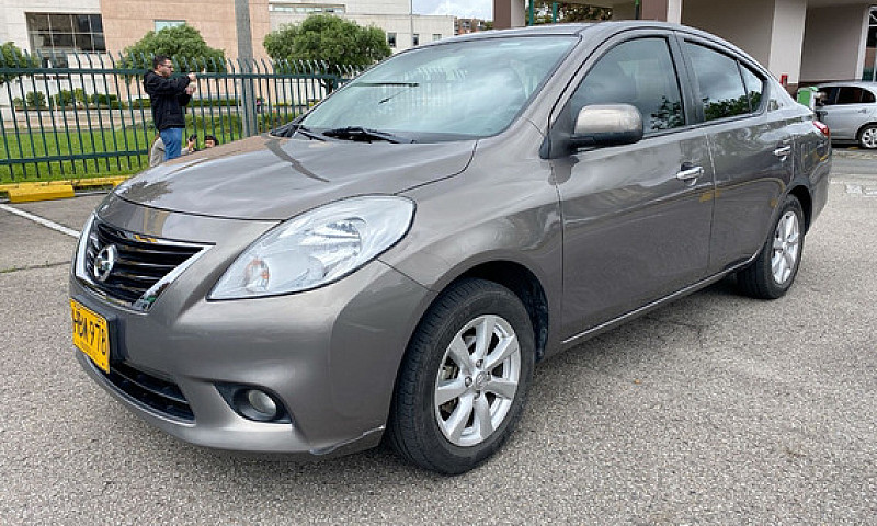 Nissan Versa 1.6 Adv...