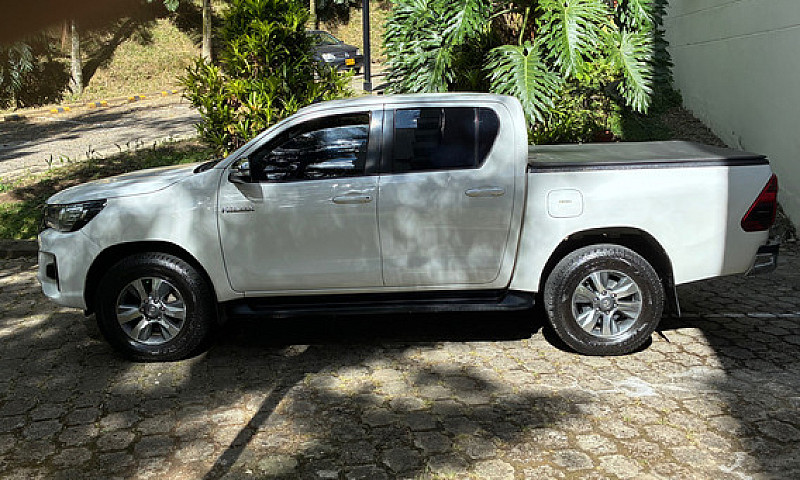 Toyota Hilux 2.4...
