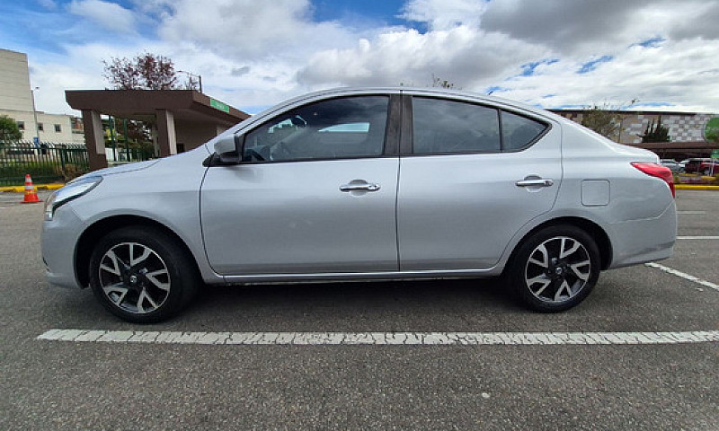 Nissan Versa 1.6 Adv...