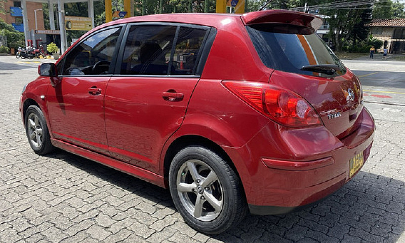 Nissan Tiida 1.8 Emo...