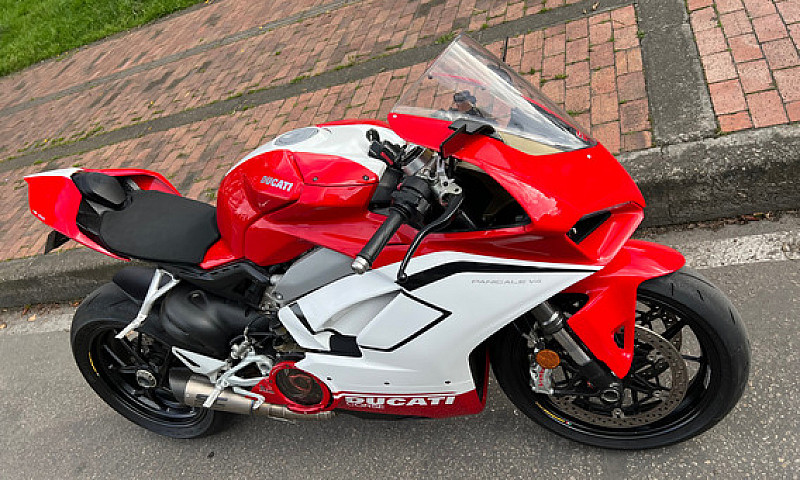 Panigale V4...