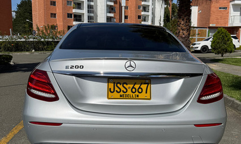 Mercedes-Benz E200 E...