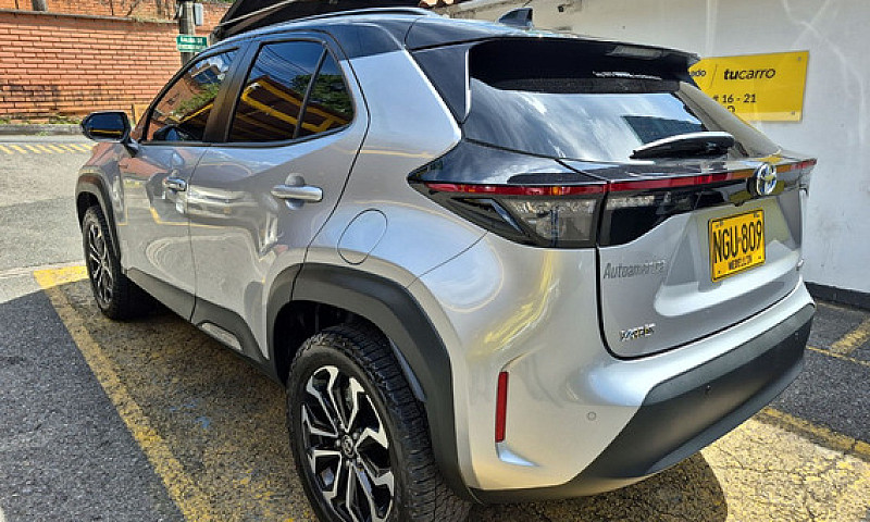 Toyota Yaris Cross 1...